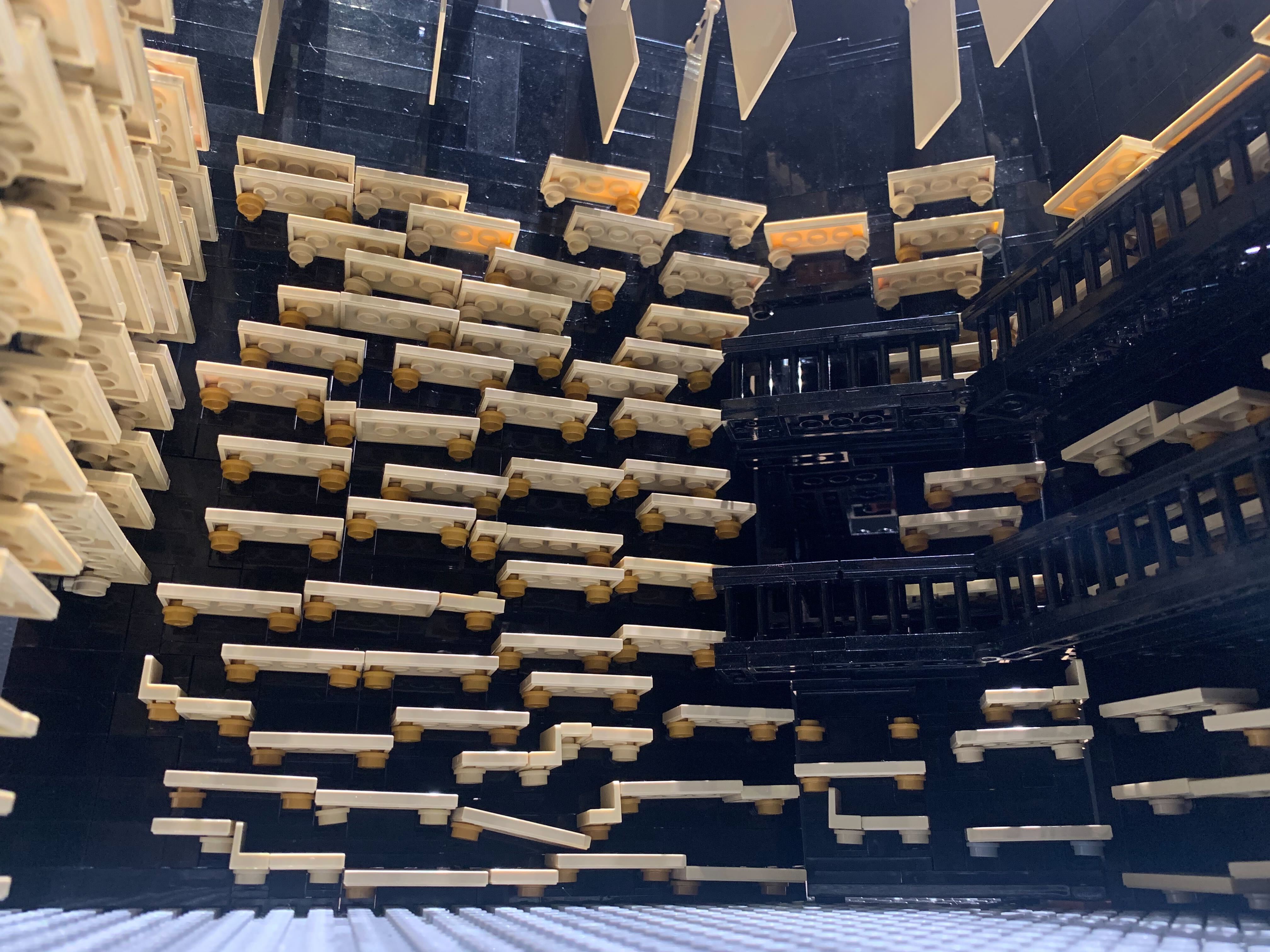 レゴブロックで作られた本棚劇場を展示しています｜角川武蔵野ミュージアム